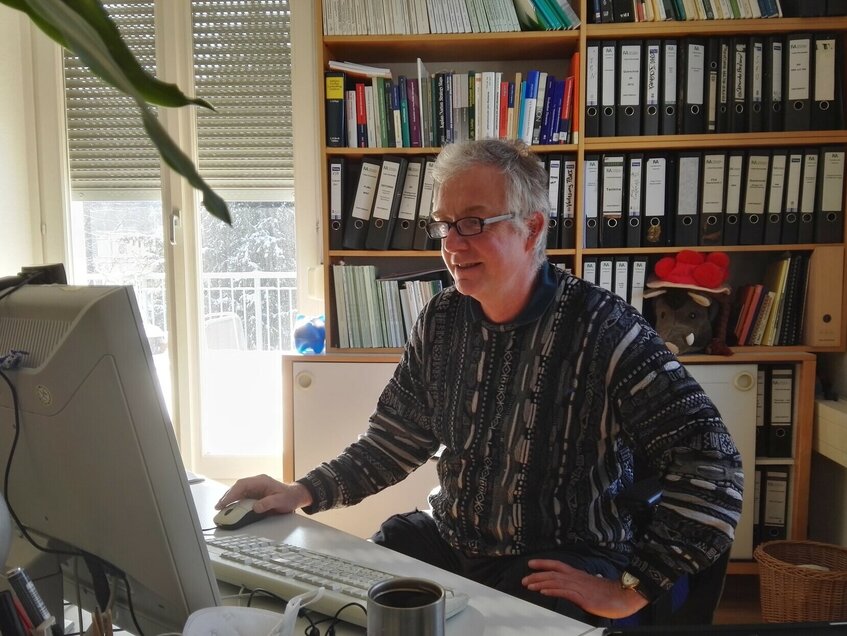 Abteilungsleiter Dr. Christoph Hartebrodt sitzt am Schreibtisch in seinem Büro und blickt auf den Computer-Bildschirm.