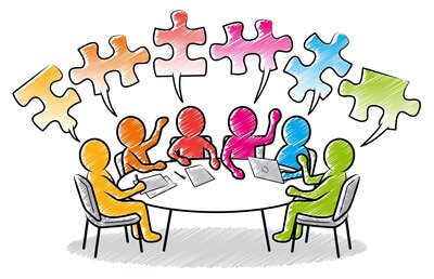 Illustration: Bunte Menschen sitzen um einen Tisch und reden. Über ihren Köpfen befinden sich bunte Puzzleteile, die in einander greifen.
