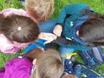 Forscherin erklärt Kindern die Welt der Regenwürmer