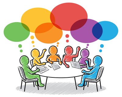 Illustration: Bunte Menschen sitzen um einen Tisch und reden. Über ihren Köpfen befinden sich bunte Sprechblasen.